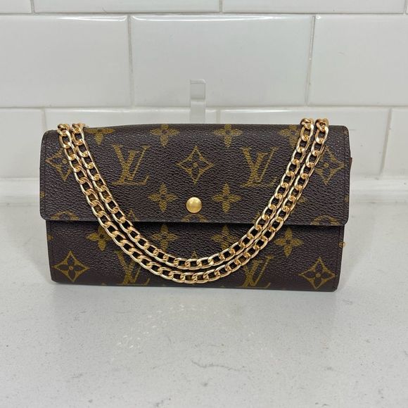 Louis Vuitton Handbags - 💯 AUTH Louis Vuitton Pochette wallet/ WOC